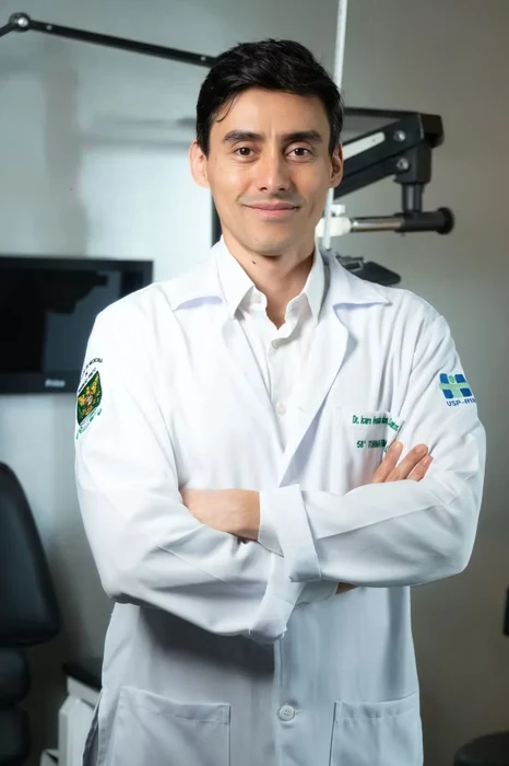 Dr. Ícaro Uenaka em consultório oftalmológico